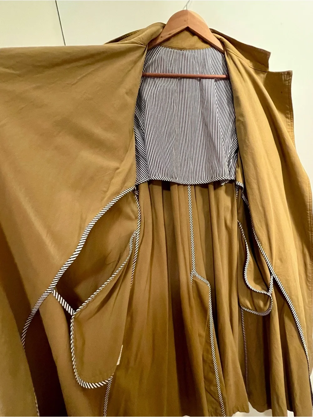 Minimalist Tan Trench Windbreaker Jacket / Gilt Premium Coatme